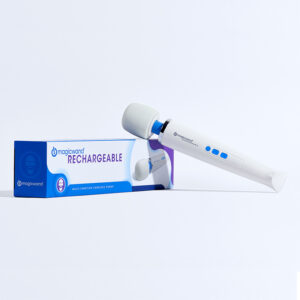 Magic Wand Rechargeable – cordless wand vibrator with blue buttons and retail box, featuring silicone head and plug-and-play functionality
